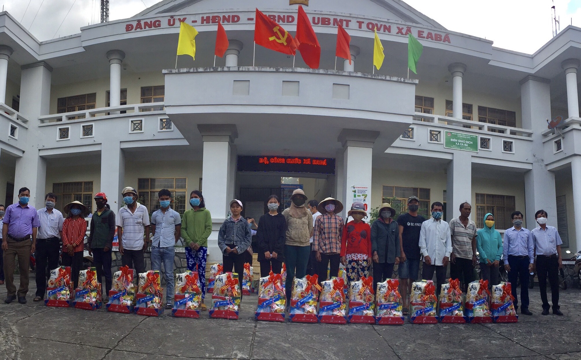 VNPT địa bàn Phú Yên thăm hỏi mẹ VNAH và tặng quà Tết cho hộ nghèo nhân dịp Tết Tân Sửu 2021 VNPT địa bàn Phú Yên thăm hỏi mẹ VNAH và tặng quà Tết cho hộ nghèo nhân dịp Tết Tân Sửu 2021